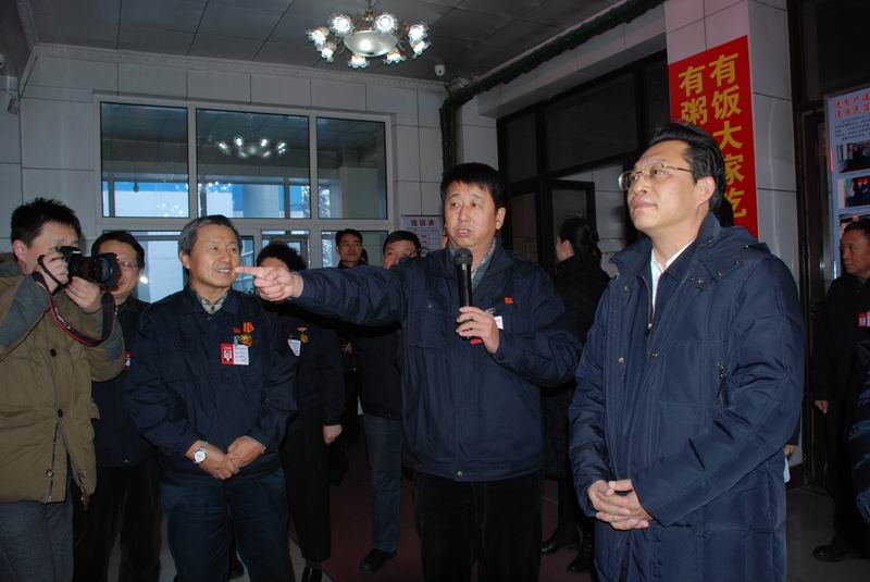 15.張雨浦書記、閆子忠副市長(zhǎng)等領(lǐng)導(dǎo)觀看公司榮譽(yù)展